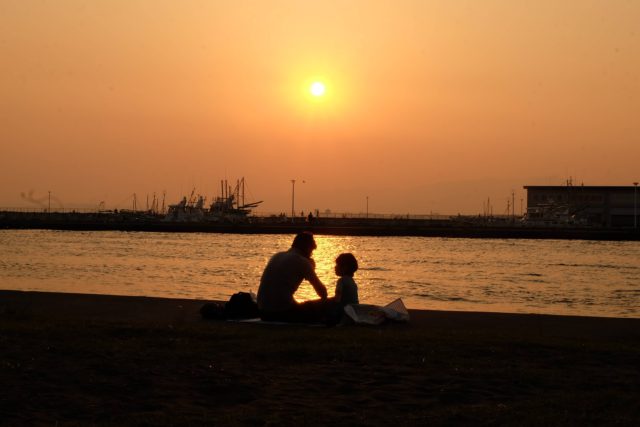 海に手を合わせてあの人を思い偲ぶ
