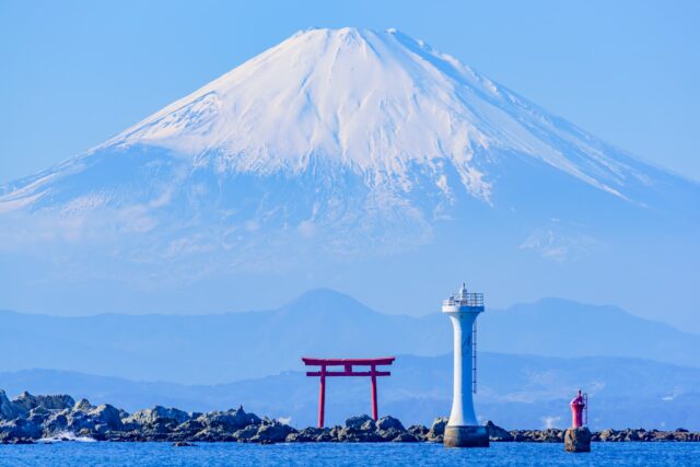 葉山灯台(裕次郎灯台)と名島(菜島)と富士山