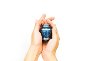 手に収まるミニ骨壷「シンプルモダン」